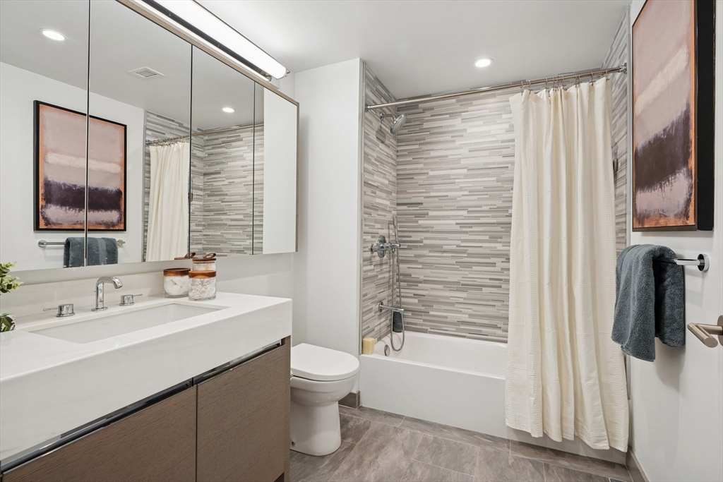 100 Lovejoy Wharf, Waterfront