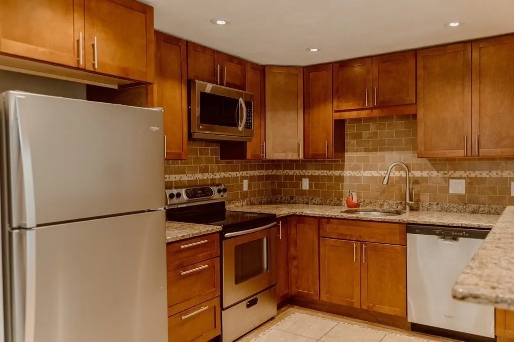 16 Williamsburg Ct, Shrewsbury