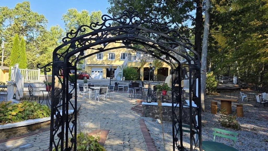 85 Burlingame, Charlton