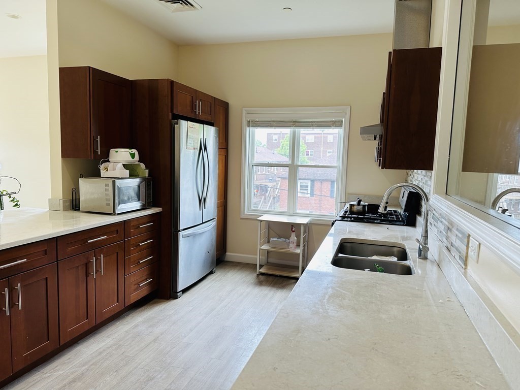 909 Hancock St, Quincy