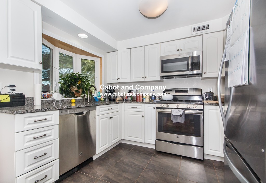 2 Brewer St, Jamaica Plain