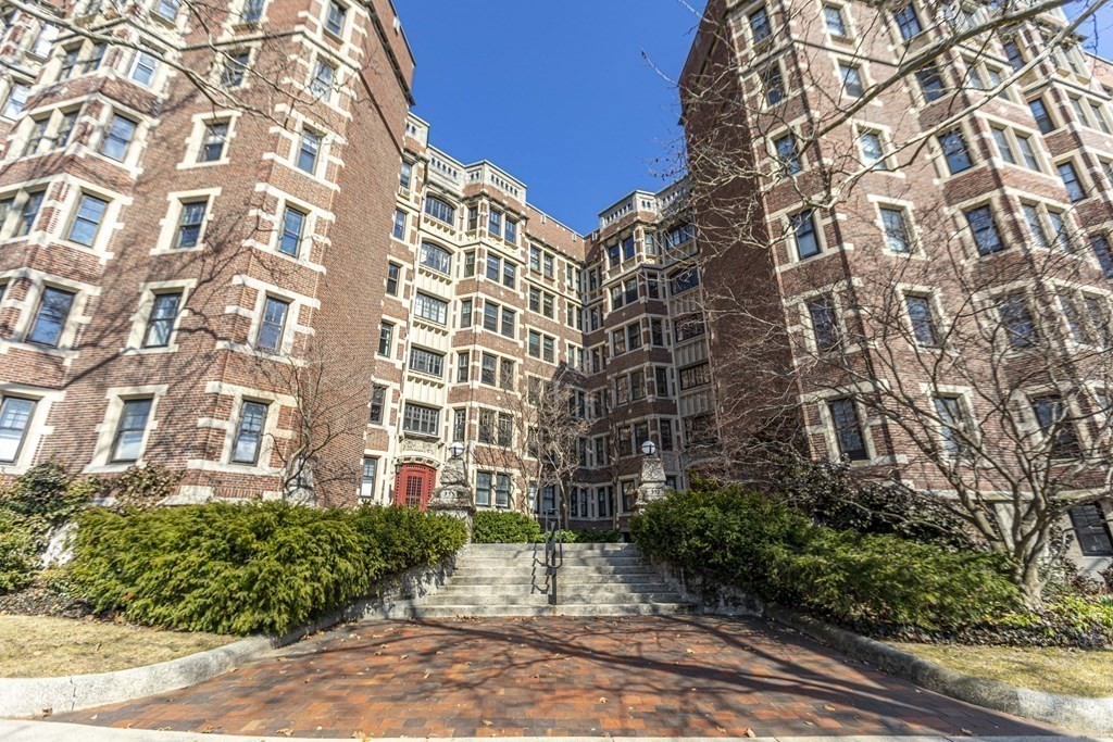 993 Memorial Dr, Cambridge