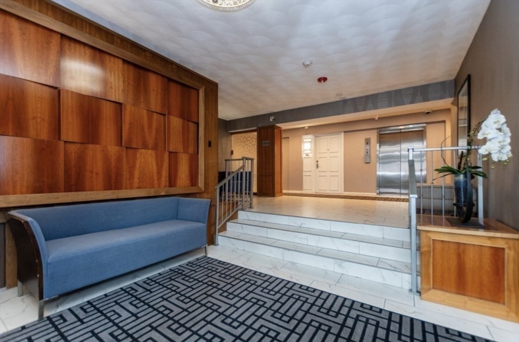 10 Hammond Pond Pkwa, Chestnut Hill