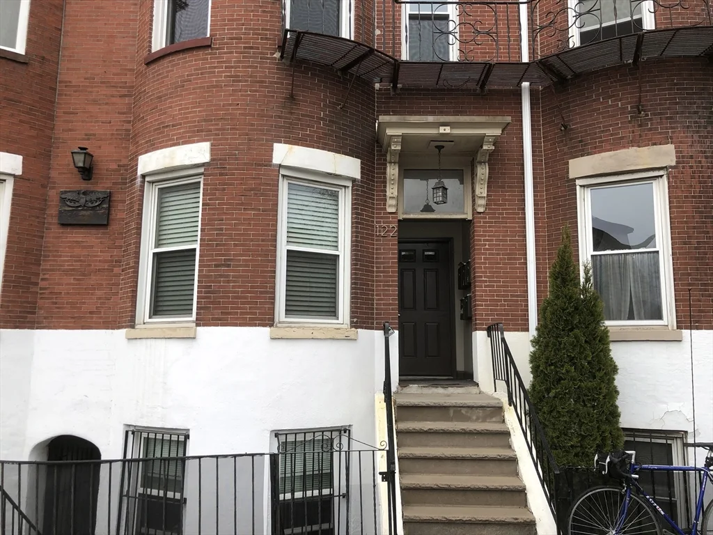 122 London, East Boston