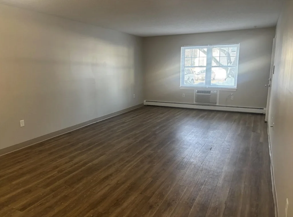 65 Frank's Ln, Hanover