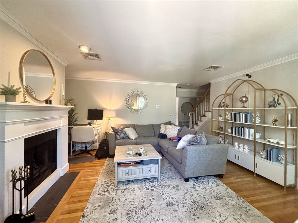 7 Pleasant St, Charlestown