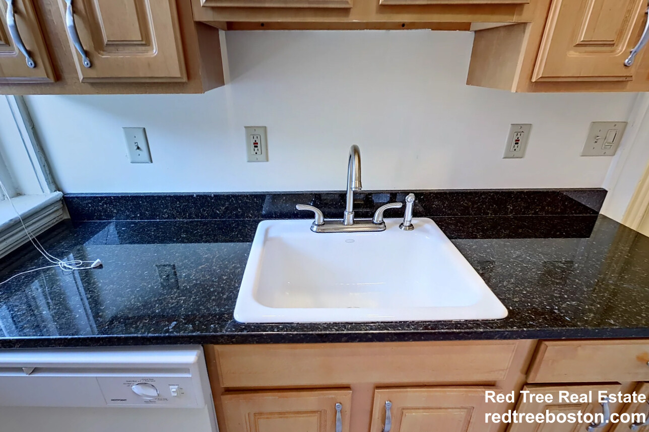 102 Queensberry St, Fenway