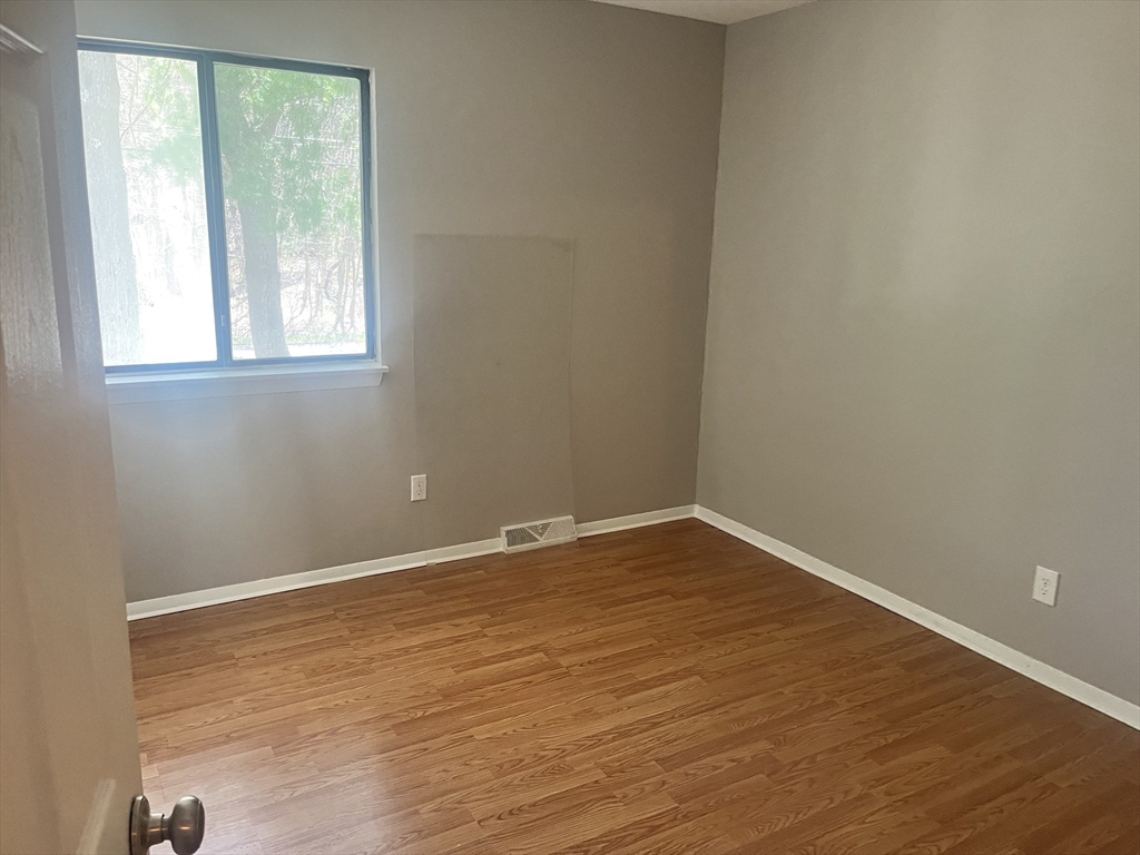 555 Russell Rd, Westfield