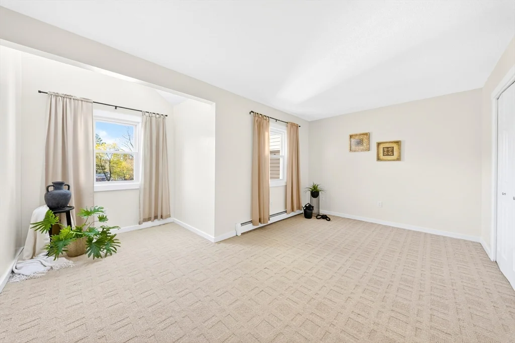 82 Camelot Dr, Worcester