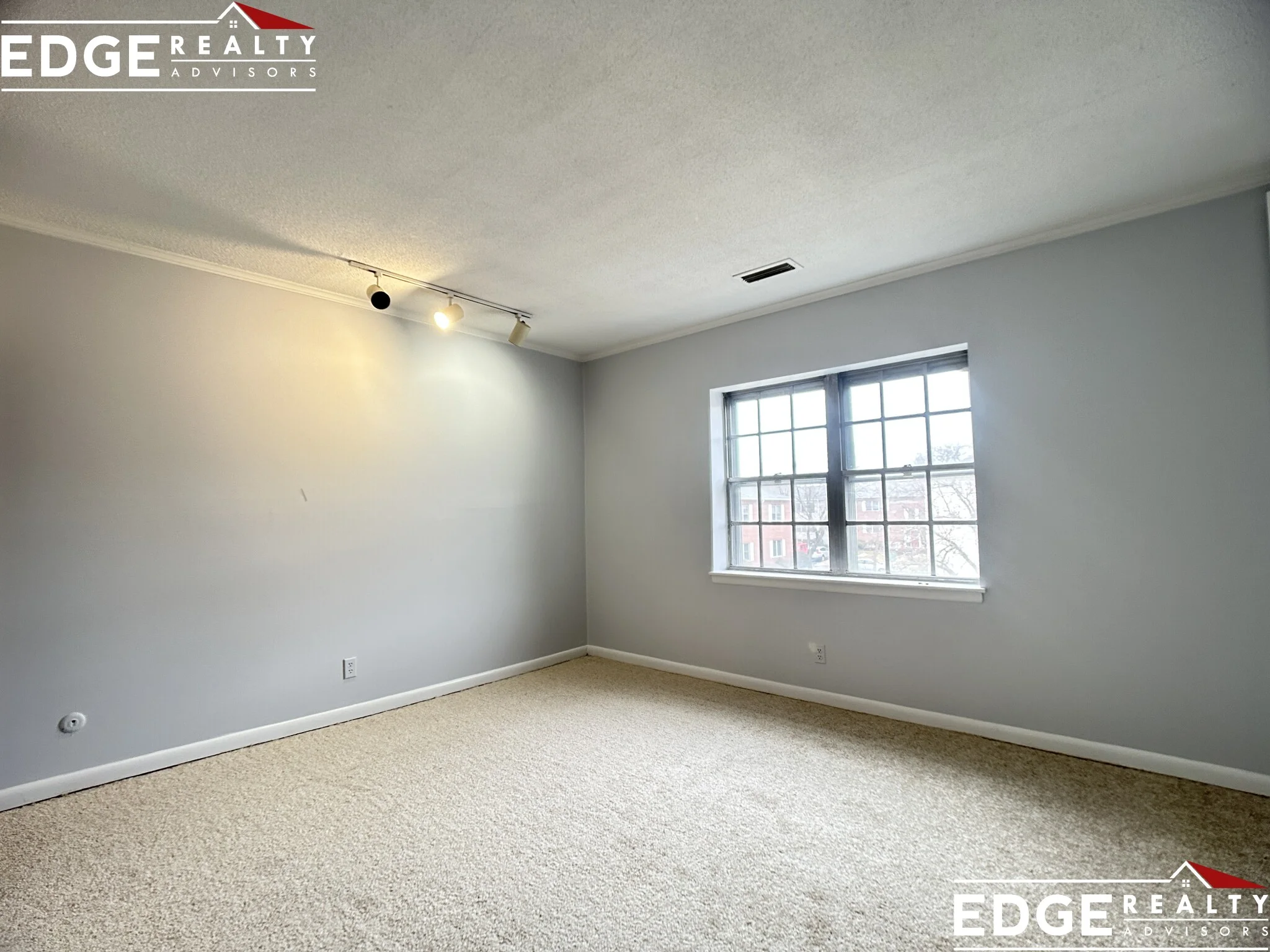 186 Lake Shore Rd, Oak Square