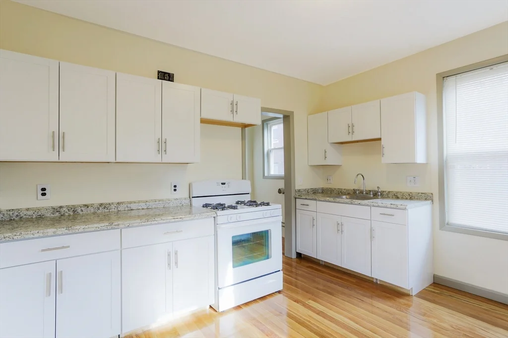 31 Roslyn, Salem