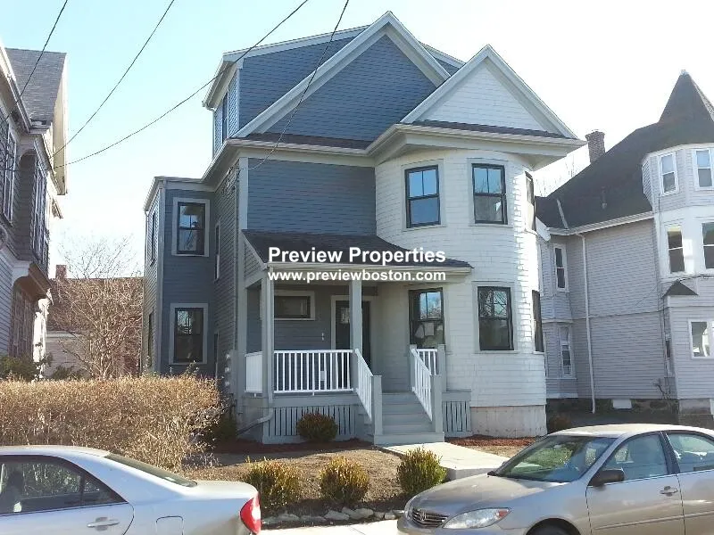 84 Linden St, Allston