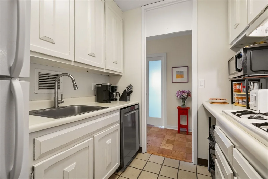 85 E India Row, Waterfront