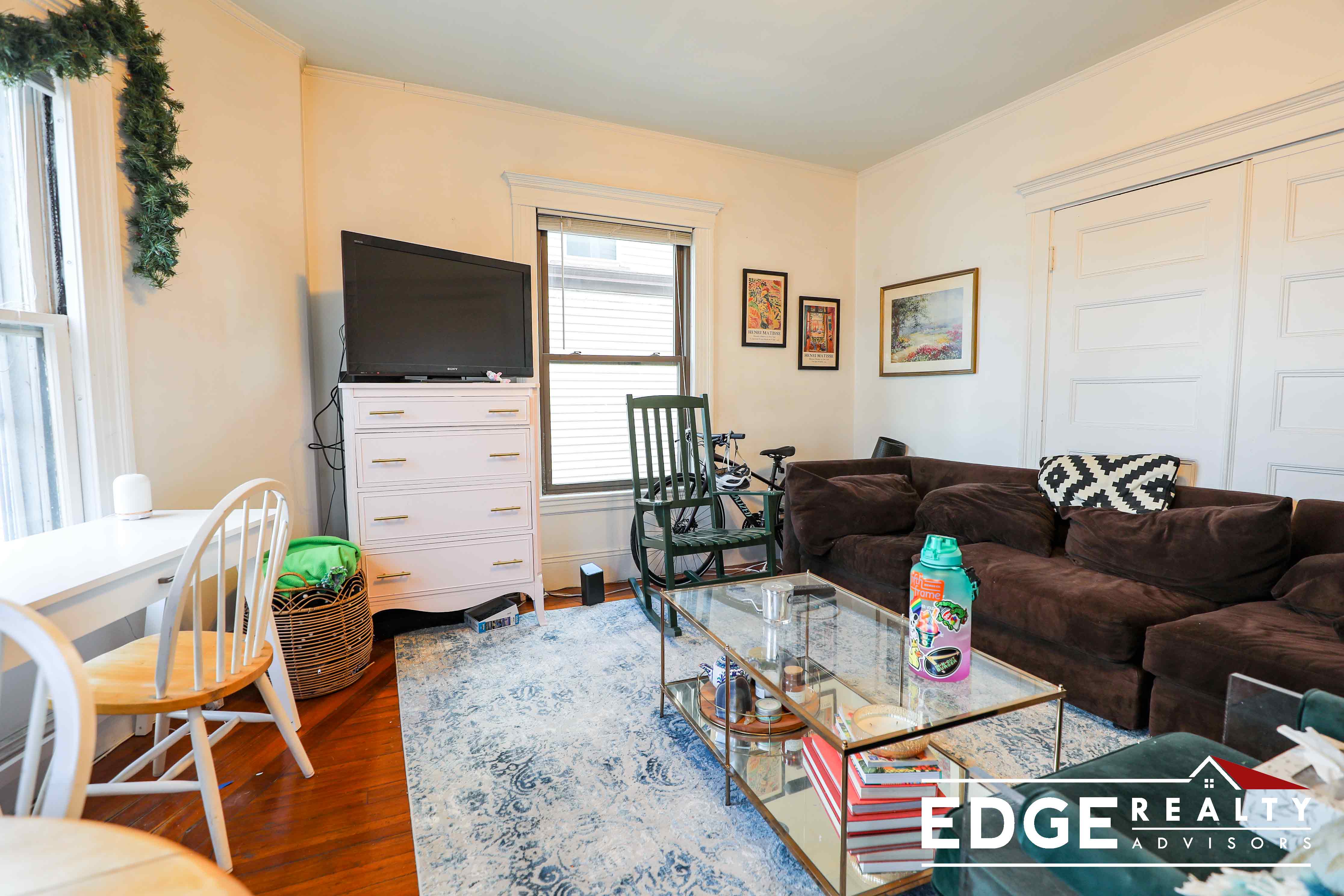 4 bed, 1 bath apartment for rent at 324 Faneuil St Unit 2, Brighton — photo 4 of 10
