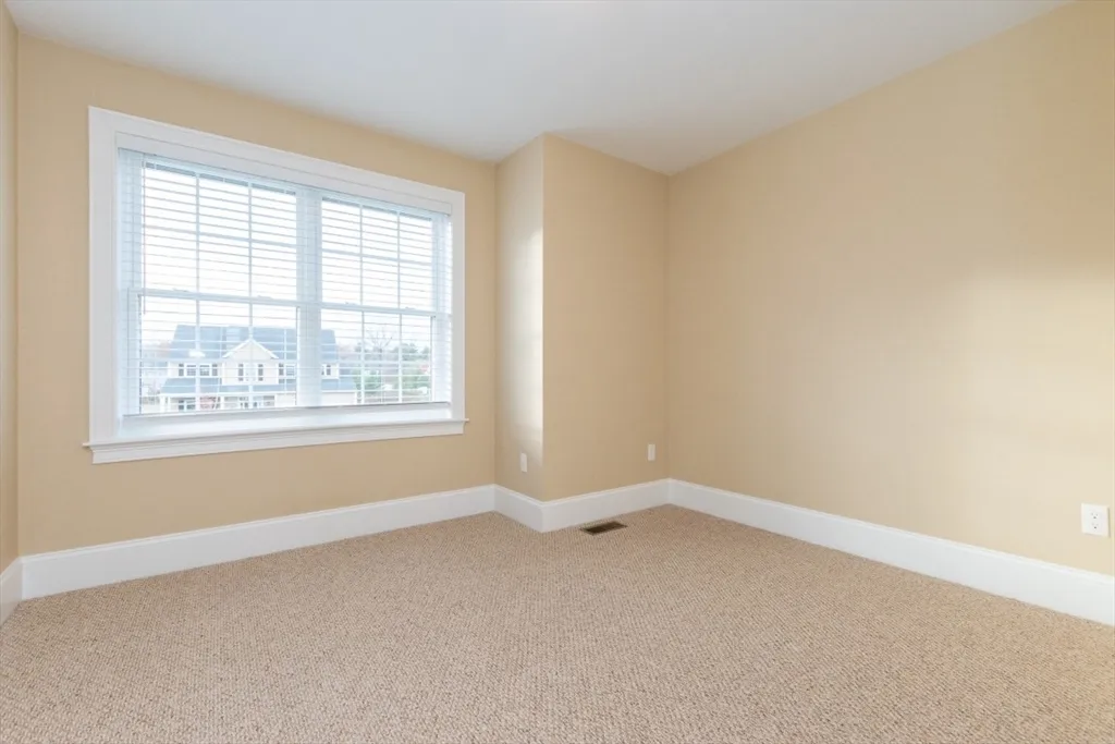 15 Hialeah Ln, Framingham