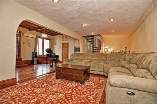 2 Traverse St, Canton