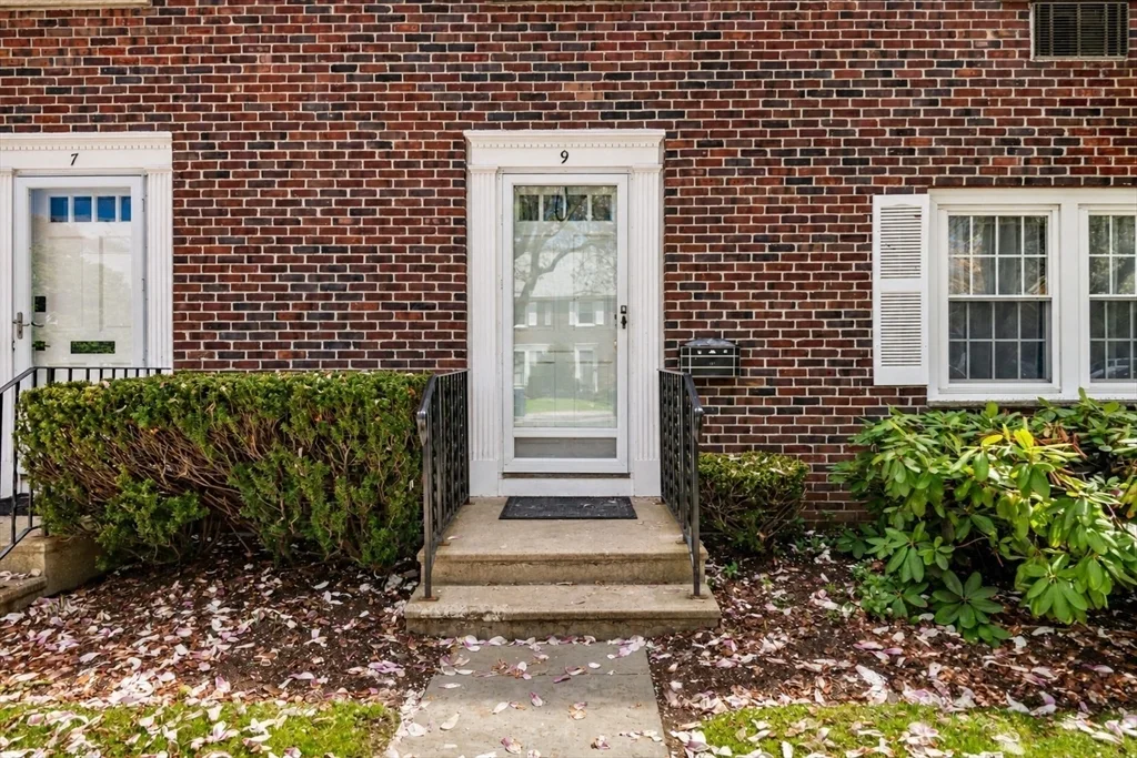 9 Town House Dr, Newtonville