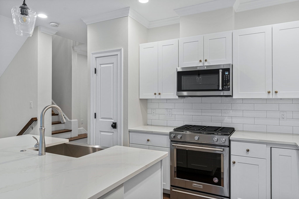 15 Lily Pond Ln, Lexington