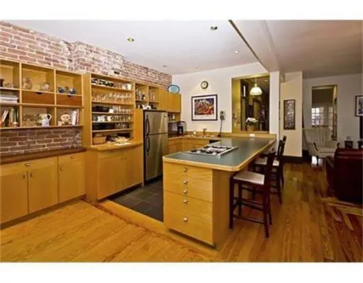 18 Sunset St, Mission Hill