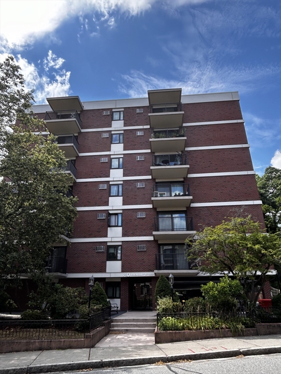 80 Pleasant St, North Brookline