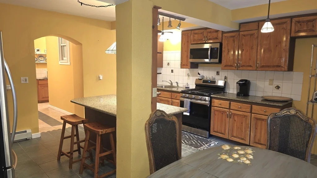 85 Burlingame, Charlton