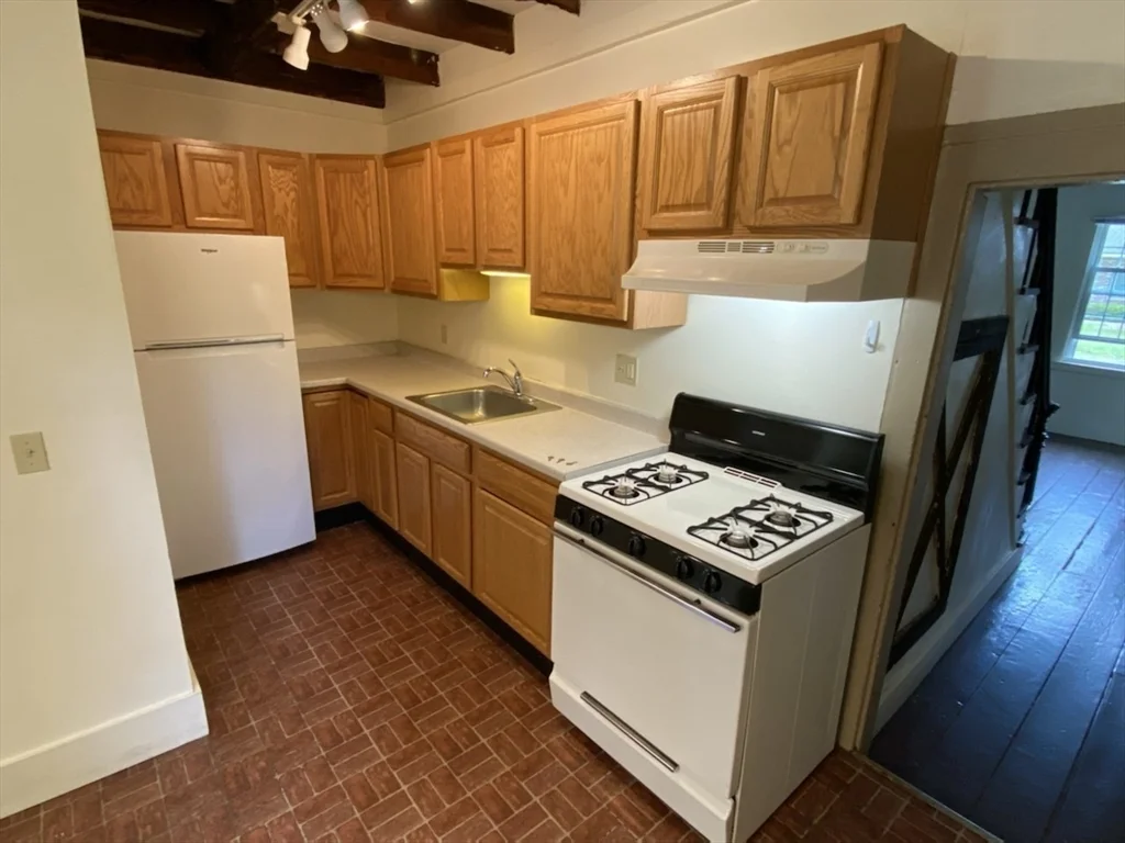 797 Main St, Amherst