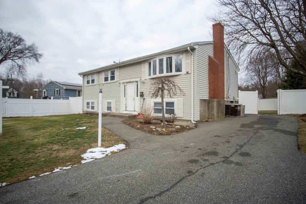 63 Mcgarvey Rd, Stoughton