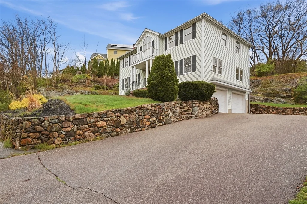 11 Roseanna Park Dr, Waltham