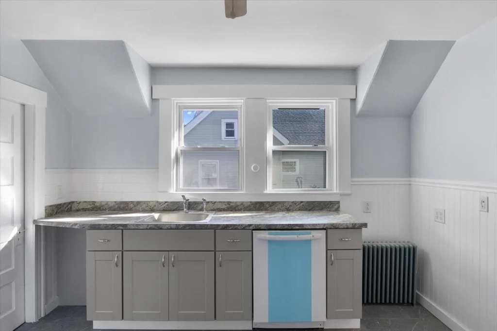 8 Linwood St, Holbrook