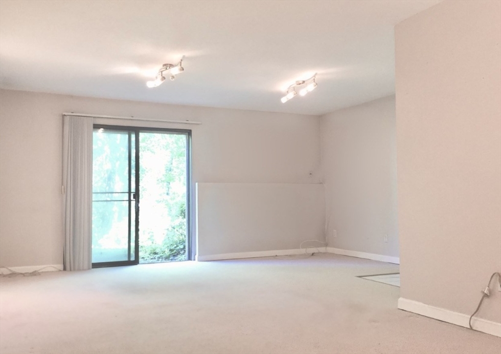 52 Village Brook Ln, Natick