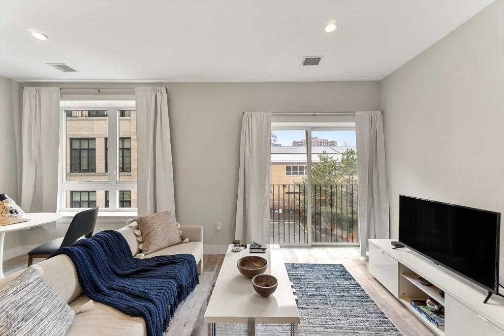 1457 Tremont St, Mission Hill