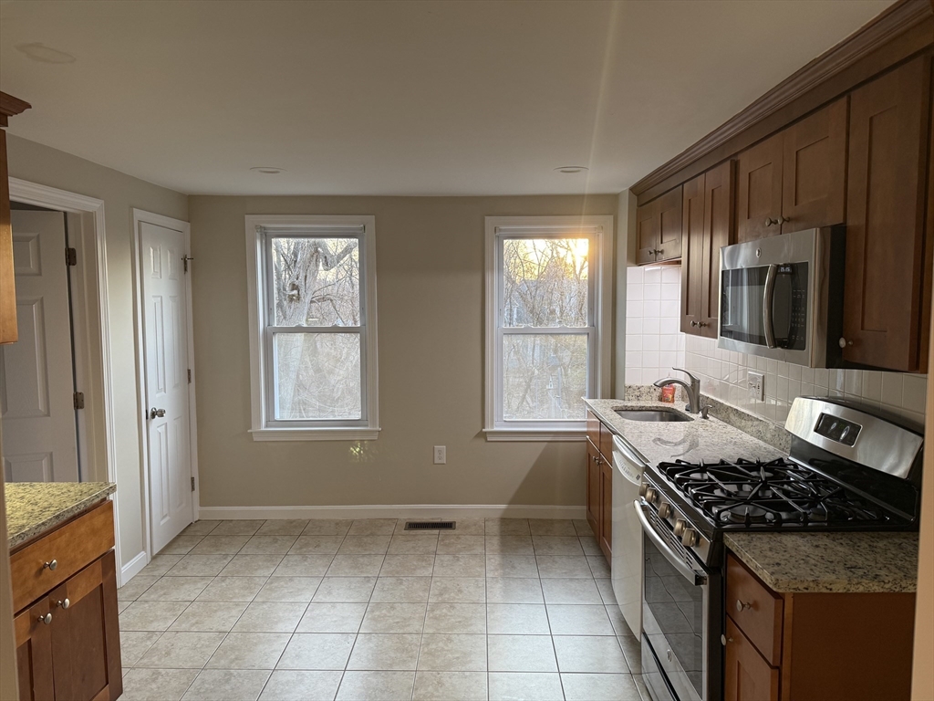 6 Claflin Pl, Hopkinton