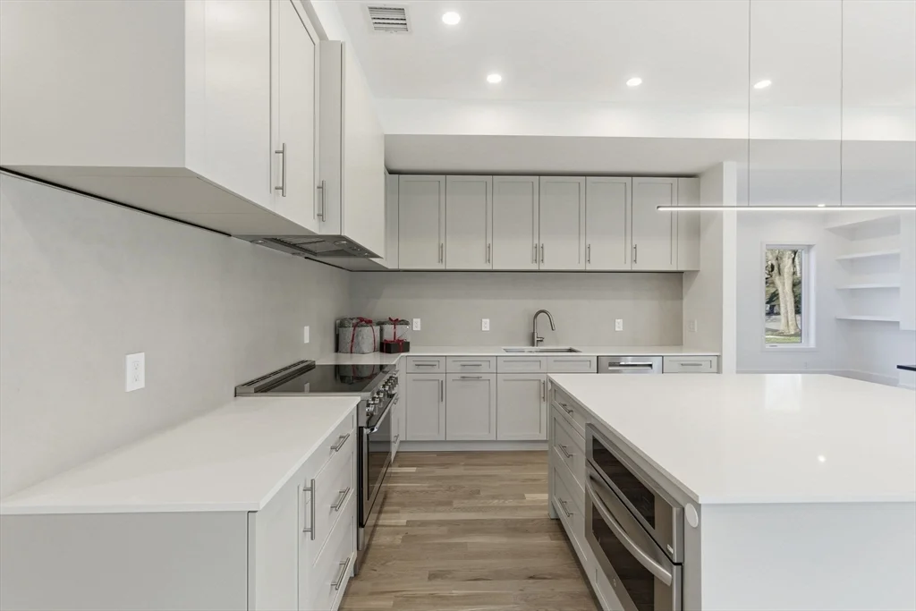 82 Louise Rd, Chestnut Hill