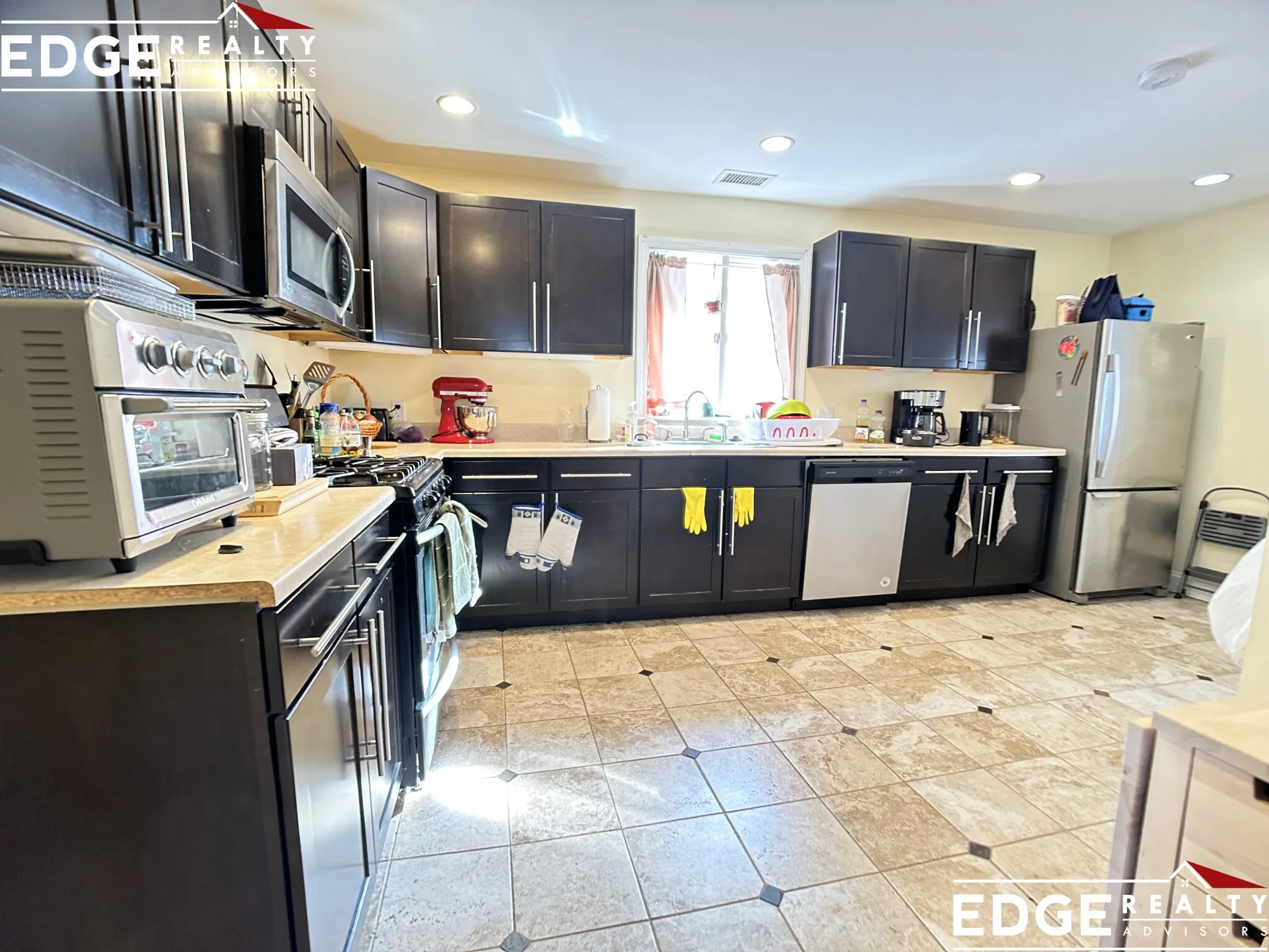 27 Bostonia Ave, Oak Square