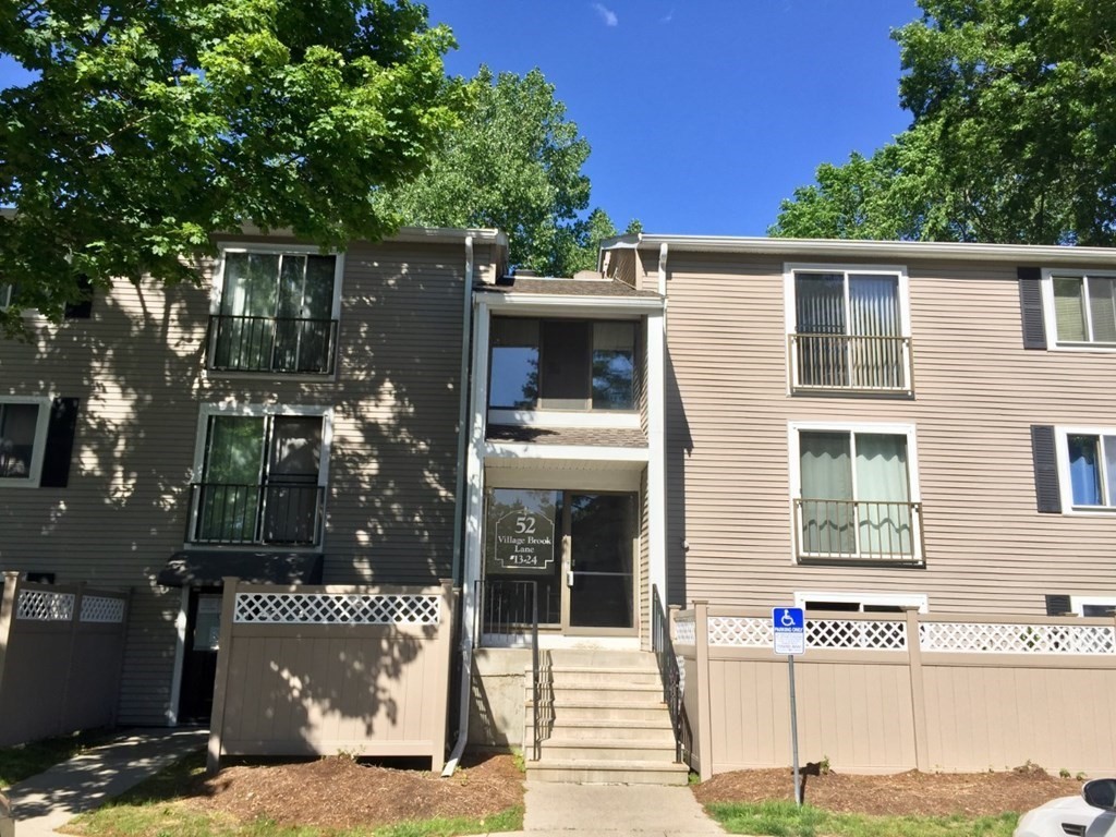 52 Village Brook Ln, Natick