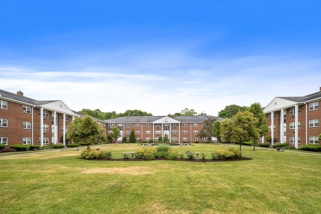 11 Old Colony Ln, Arlington Heights