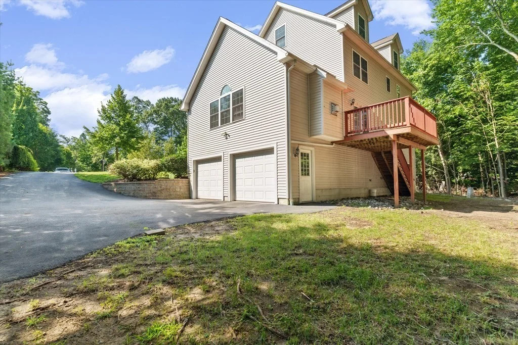 19 Benjamin Ln, Reading