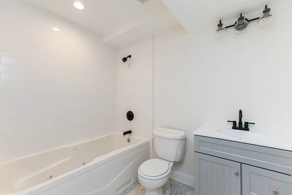 120 W 7th St, South Boston