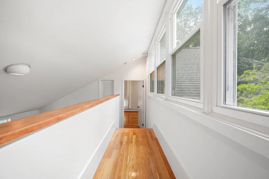 188 Country Dr, Weston