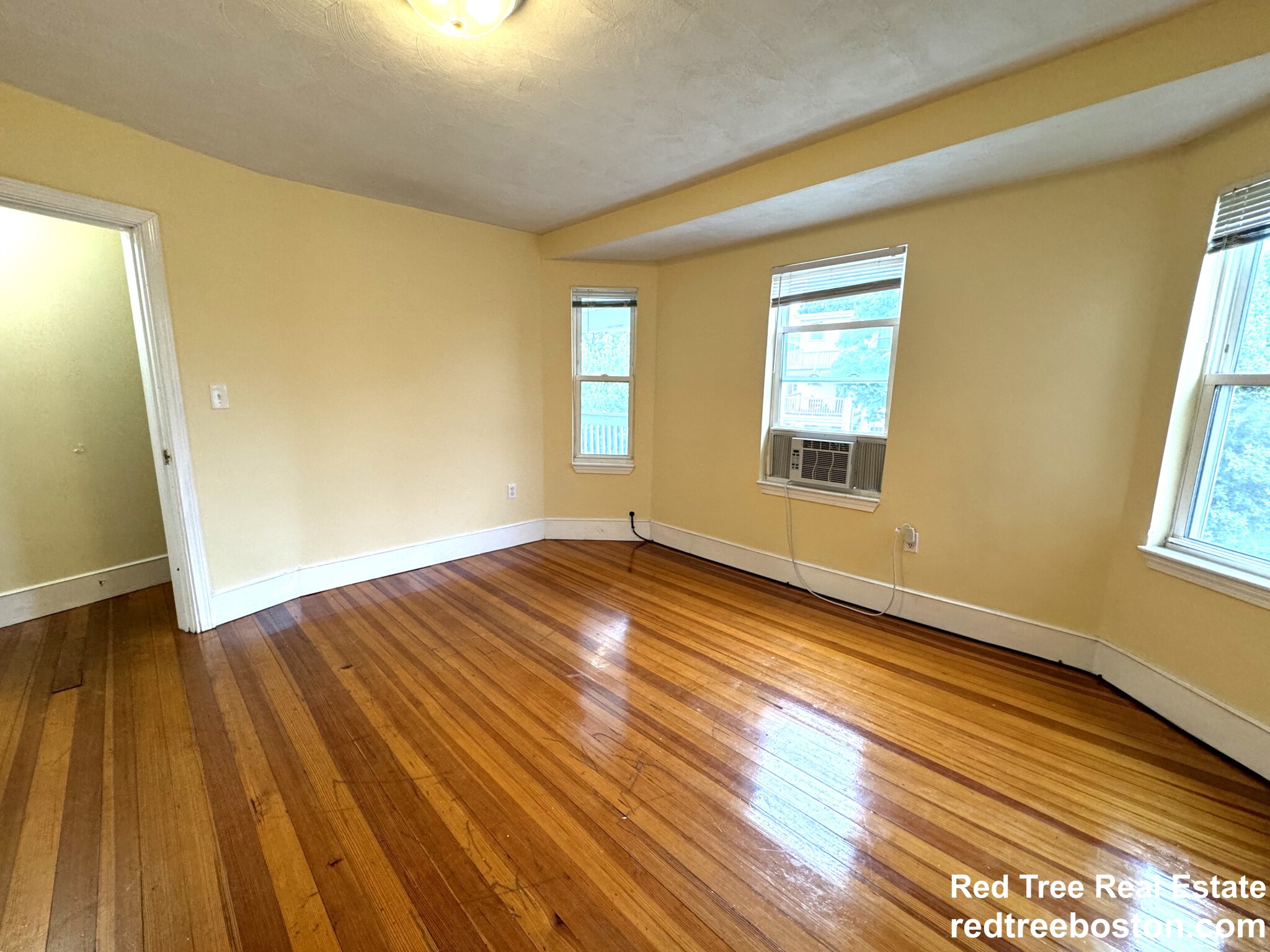 4057 Washington St, Roslindale