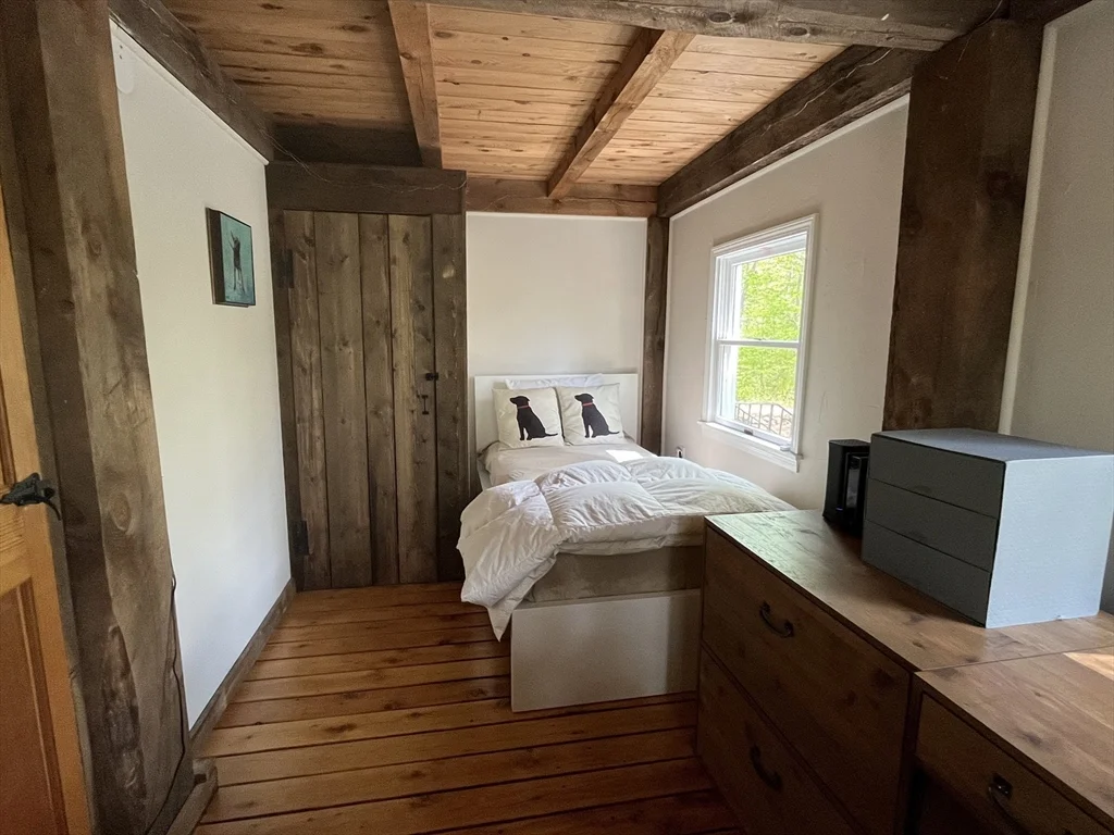 102 New Templeton Rd, Hubbardston