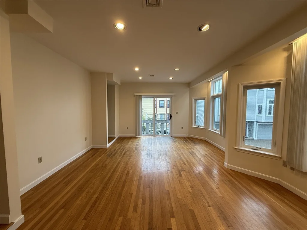 10 Rollins Ct, Central Square