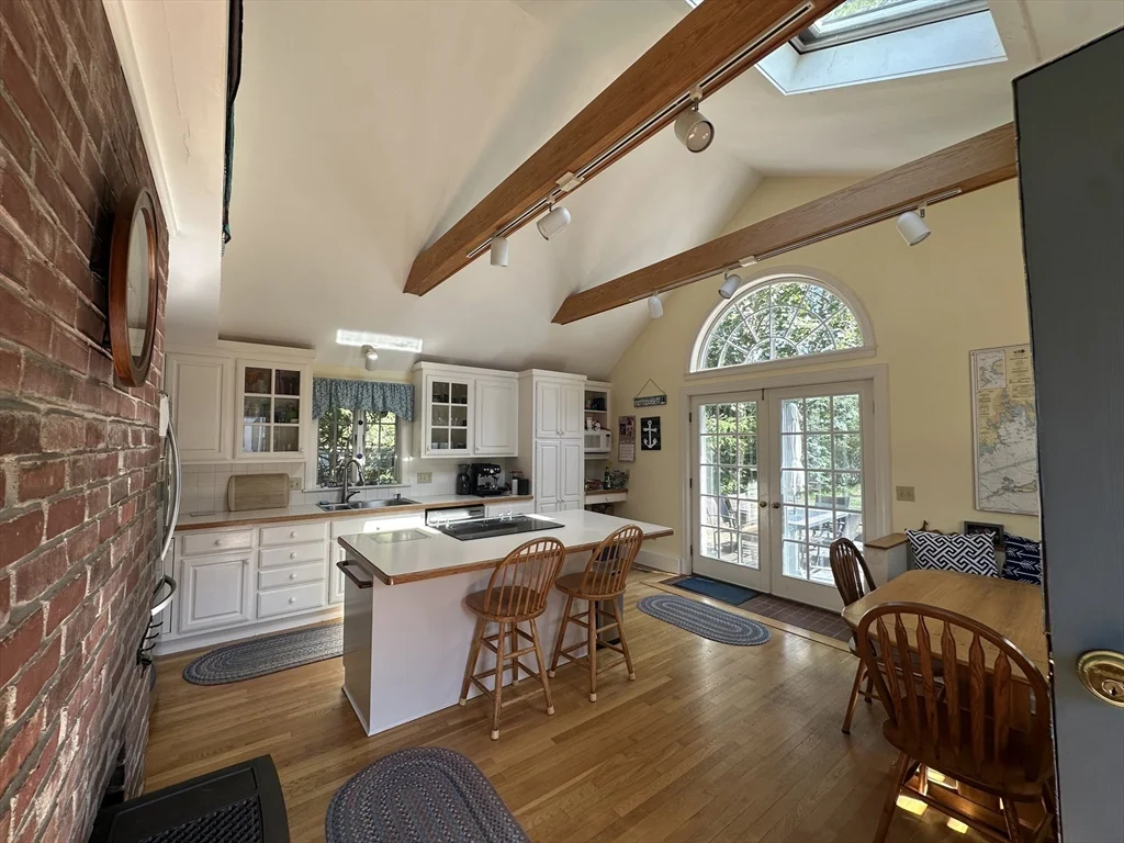 12 Pearl St, Mattapoisett