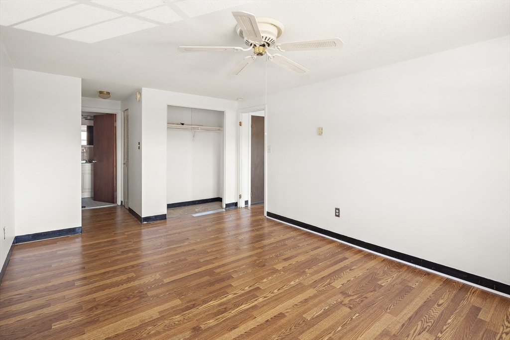 11 Old Colony Ln, Arlington Heights