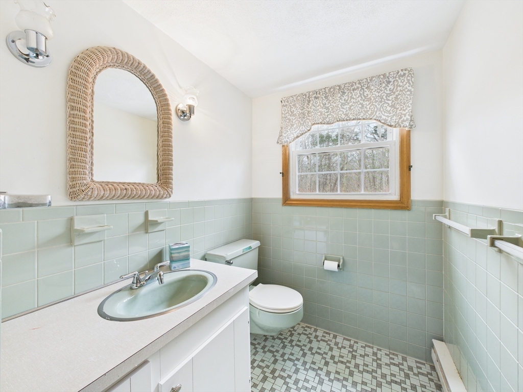 215 Stoney Lea Rd, Precinct One/Upper Dedham