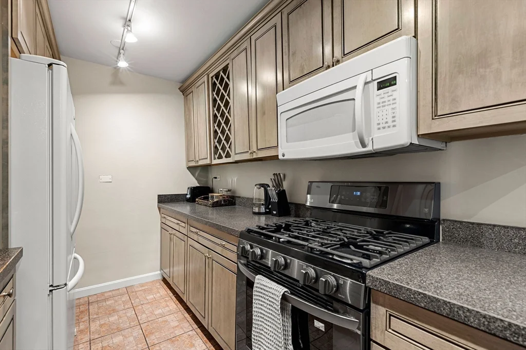 2 Hawthorne, West End