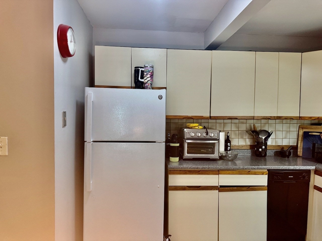 10 Linda Ln, Dorchester