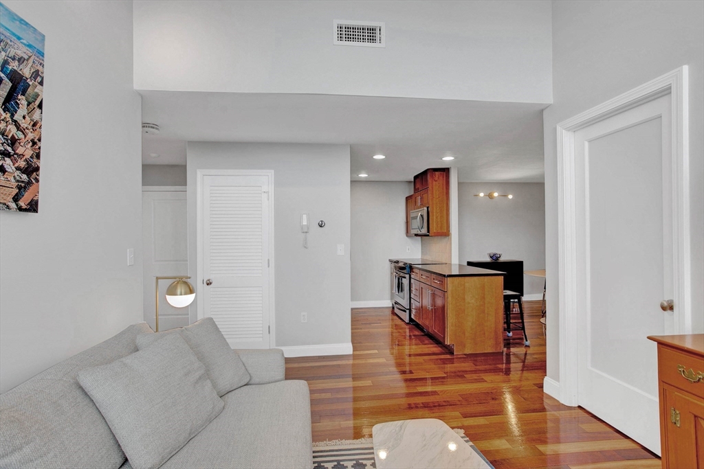 841 Parker St, Mission Hill