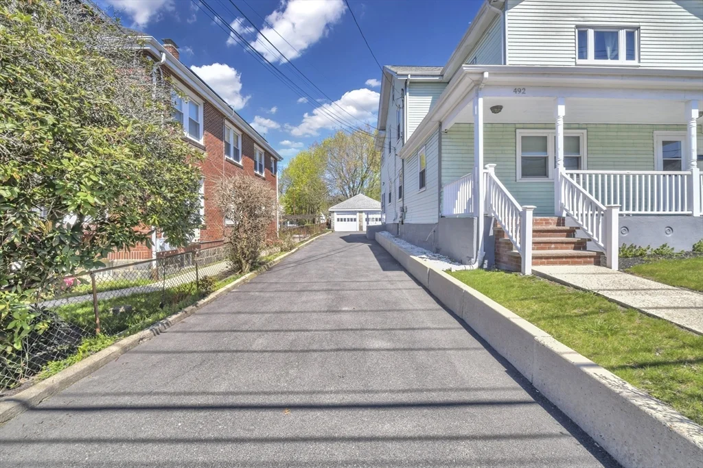 492 Metropolitan Ave, Hyde Park