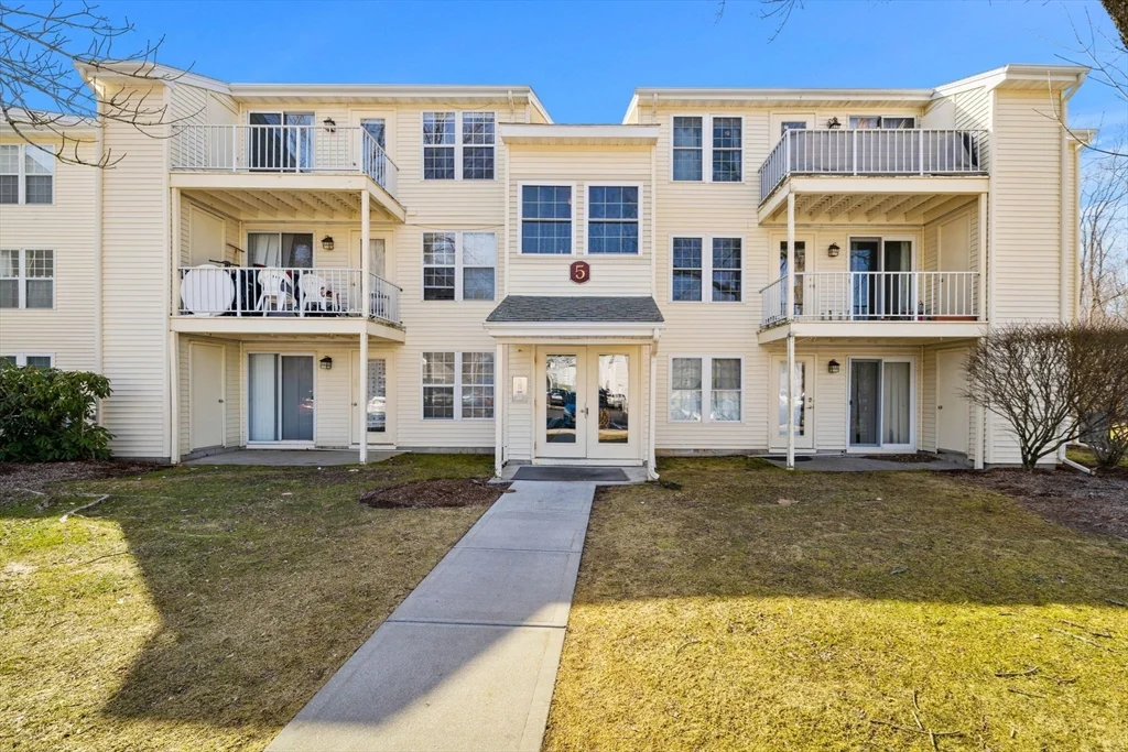 5 Thoreau Ct, Natick